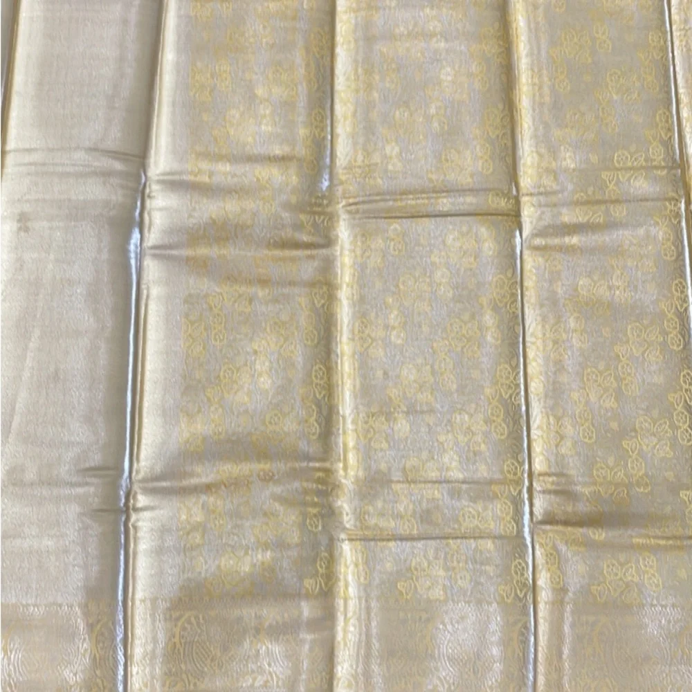 Elegant Gold Floral Jacquard saree - Shimmering Cream-Gold